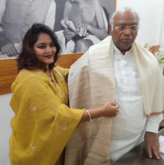 समाजसेवी महिला ने नेताओ की उड़ा दी नींद….गाँव की समस्याओ को निबटाने में महिला हर कदम आगे…राजनितिक समीकरण बिगाड़ा महिला ने