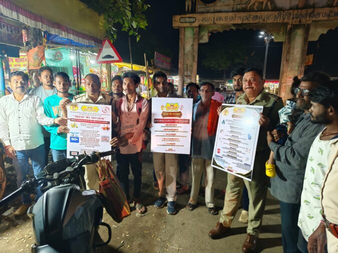 ग्रामीणों को थाना प्रभारी मस्तुरी ने साइबर ठगी के प्रति किया जागरूक